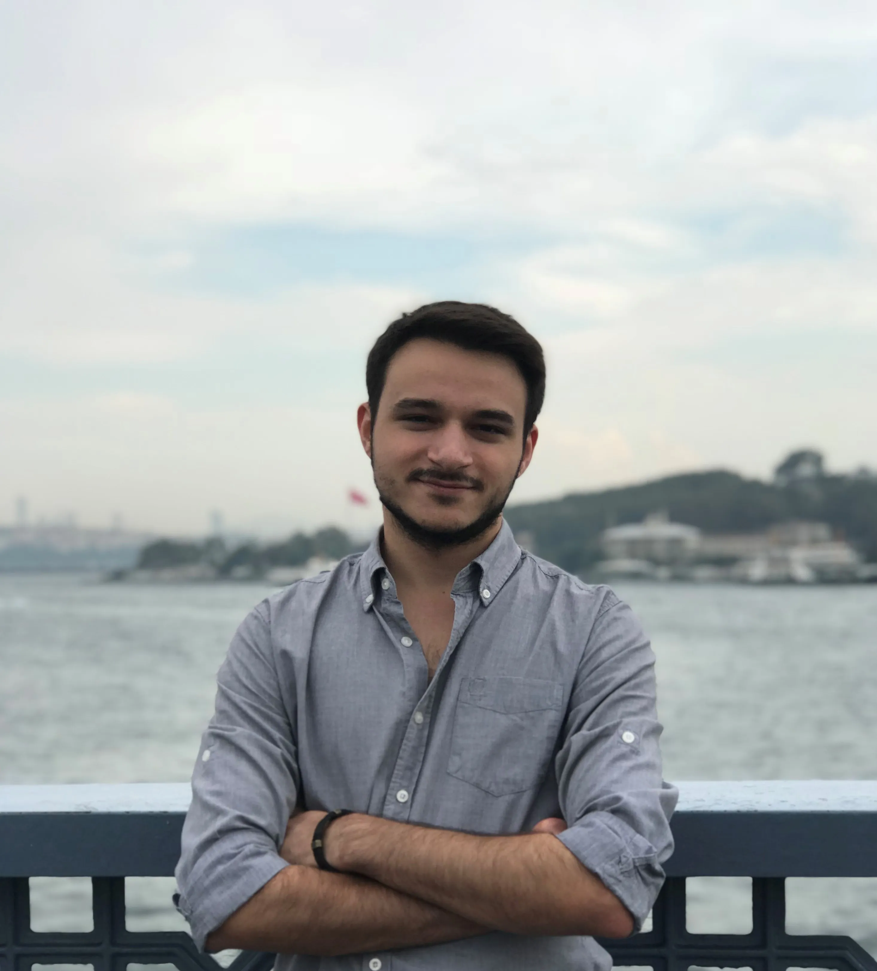 Serkan Demir'in Boğaz kıyısında çekilmiş portresi